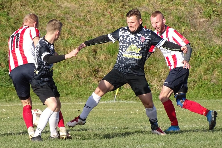 Iskrzynia (biało-czerwone koszulki) rozbiła Lubatową 5:0.