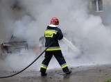 Pożar na ul. Starogardzkiej w Gdańsku. Przy stacji diagnostycznej palił się drewniany budynek