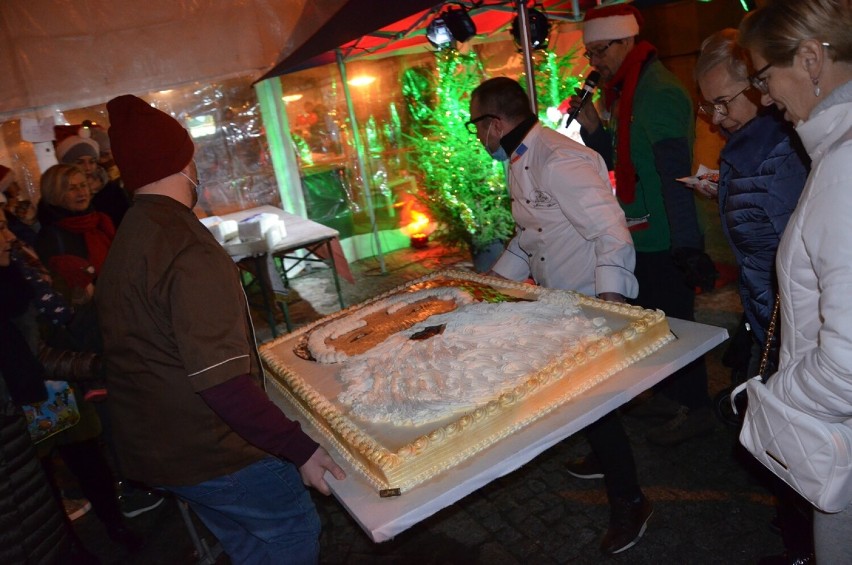 Ulicami głogowskiej starówki przeszedł orszak świętego Mikołaja. Był też ogromny, imieninowy tort patrona miasta