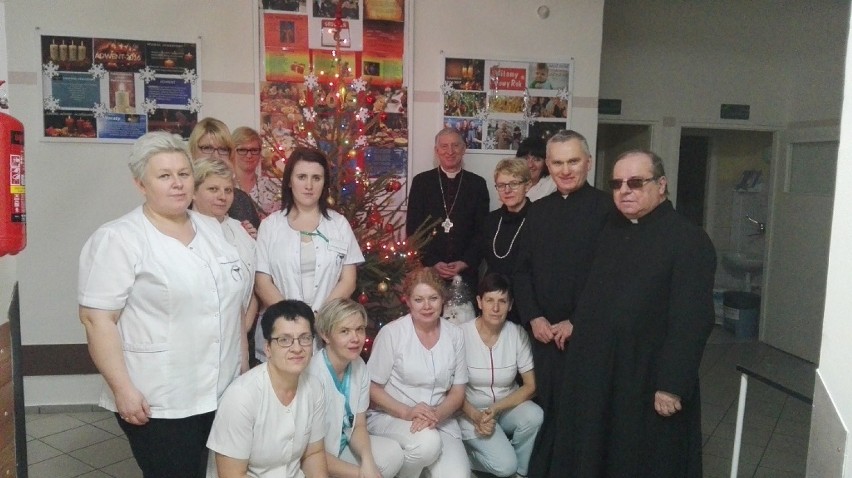 Biskup Ryszard Kasyna w Szpitalu Powiatu Bytowskiego. Spotkał się z pacjentami lecznicy i personelem