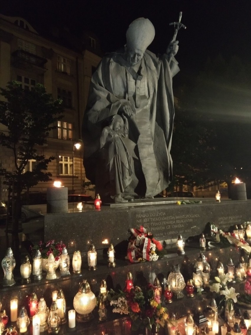 Rocznica śmierci Jana Pawła II. W Kaliszu odbędzie się Marsz Pamięci i modlitwa przed pomnikiem papieża