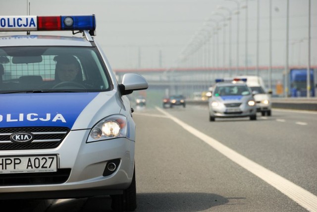 Policjanci kontrolują stan trzeźwości kierowców na terenie całego województwa