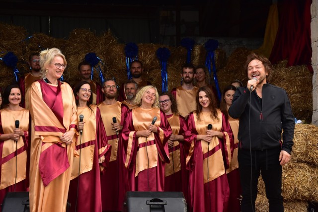 Otwarcie Rancza Tomaszówka w Czewujewie (gmina Rogowo). Zaśpiewali: chór Gospel Joy oraz Mietek Szcześniak.