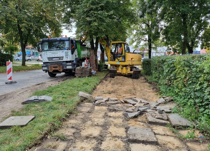 Na ulicy Lecha na Czarnowie wymieniany jest chodnik. Był w...