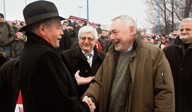 Stanisław Kracik i Jacek Majchrowski na stadionie Cracovii obdarzali się promiennymi  uśmiechami, ale życzeń noworocznych już sobie nie złożyli