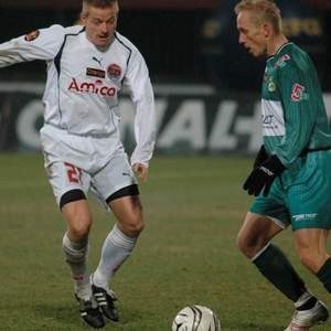 Zbigniew Grzybowski (w białym stroju) zdobył pierwszego gola dla Amiki, a przy drugim asystował  Fot. W. Wylegalski