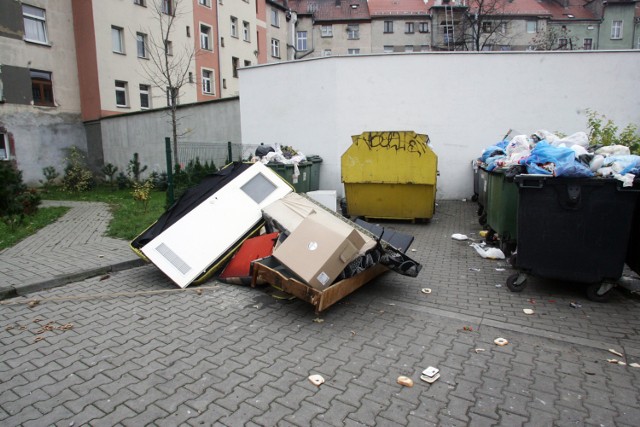 Wielkogabarytowych śmieci nie trzeba podrzucać pod kontenery. W weekend przeprowadzona zostanie ich zbiórka w Grudziądzu