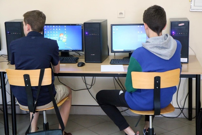 Uczniowie przed komputerami. // Co zmieni się w roku...