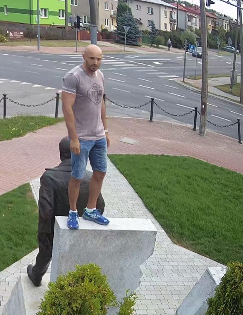 Rozpoznajesz tego mężczyznę? Policja z Kraśnika szuka sprawcy znieważenia pomnika „Ofiar katastrofy smoleńskiej”