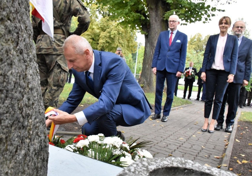 Pod obeliskiem upamiętniającym Polaków pomordowanych na...