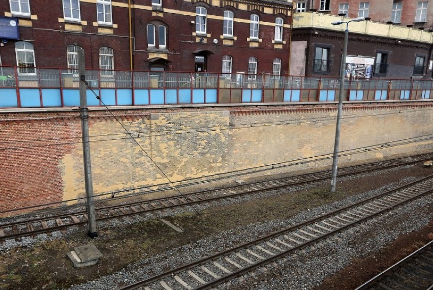 Wielokolorowy mur szpeci dworzec. Czy będą poprawki? [zdjęcia]