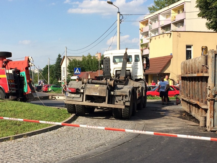 Wypadek Sosnowiec: przewróciła się ciężarówka ze złomem. Zablokowane rondo na Wawelu [ZDJĘCIA]