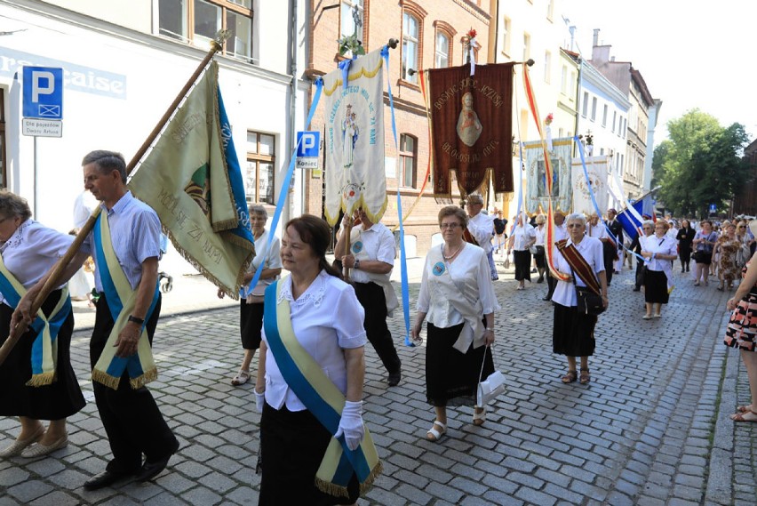 Dziś ulicami Torunia, tak jak w całej Polsce, przechodzą...