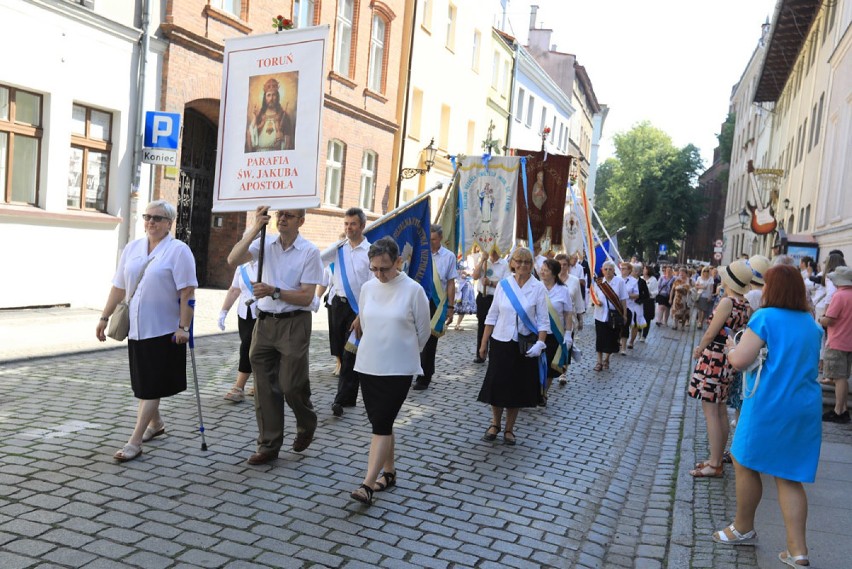 Dziś ulicami Torunia, tak jak w całej Polsce, przechodzą...