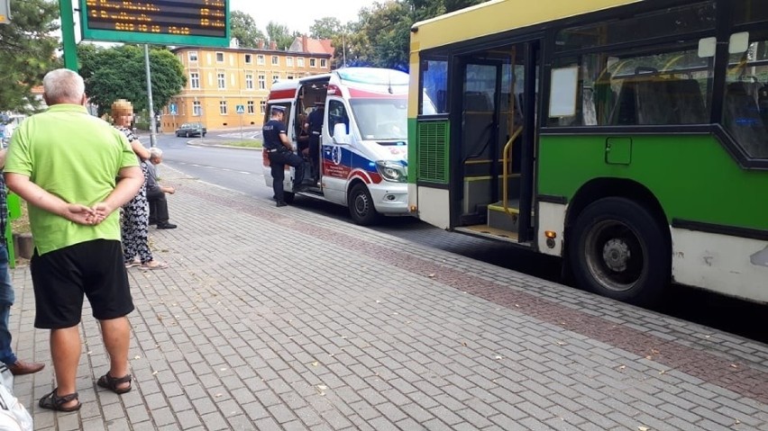 Kierowca autobusu MZK chcąc uniknąć zderzenia z samochodem...