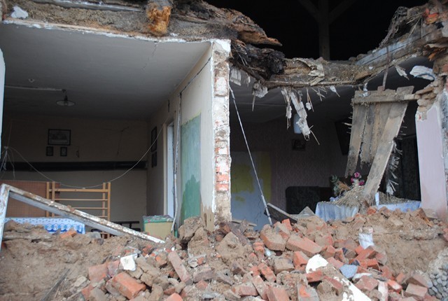 Zarwała się ściana i dach budynku w Biskupiu. Straż ewakuowała 12 osób