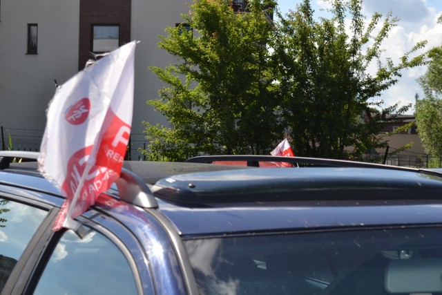 Mnóstwo chorągiewek na samochodach w Polsce, Polacy solidaryzują się ze swoją drużyną występującą na Euro 2016. Musimy jednak być ostrożni.