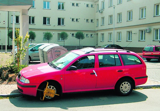 To auto kilka godzin blokowało chodnik przy starostwie