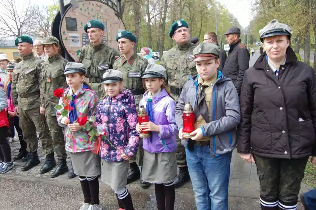 Obóz w Potulicach oswobodzony został w styczniu 1945 r. Główne uroczystości rocznicowe organizowane są jednak zawsze wiosną. 

Obóz w Potulicach oswobodzony został w styczniu 1945 r. Główne uroczystości rocznicowe organizowane są jednak zawsze wiosną. 

Cmentarz ofiar wypełniły tłumy. Bo na uroczystości  do Potulic przyjeżdżają  autokarami z całej Polski setki osób, wśród nich kombatanci, byli więźniowie i rodziny tych, co zostali w Potulicach na zawsze.

Na cmentarzu ofiar w Potulicach u odprawiona została rocznicowa msza św., której przewodniczył w tym roku ks. Krzysztof  Amborski, proboszcz parafii św. Brata Alberta Chmielowskiego w Występie. Oprawę muzyczną nabożeństwa zapewnił chór z Więcborka. Grała też orkiestra wojskowa z Bydgoszczy.

Specjalny program  na cmentarzu zaprezentowali uczniowie Zespołu Szkół im. Dzieci Potulic w Potulicach. Harcerze poprowadzili apel poległych.
-&nbsp;Nie możemy mówić o wyzwoleniu obozu w Potulicach przez jakiekolwiek oddziały wojskowe. Nim dotarły one do Potulic nie było już załogi. Niemcy uciekli -  mówił Sławomir Napierała, burmistrz Nakła. Przypomniał tragiczną historię tego miejsca. - Pierwszych Polaków przywieziono do Potulic w 1941 r. Trafili do baraków znajdujących się w dawnej posiadłości hrabiny Anieli Potulickiej.  Jesienią 1941 r. zaczęto budować obóz. Dwa lata późnej liczył on już 30 baraków. Przewinęło się przez nie ponad 30 tysięcy naszych rodaków, głównie rodziny z dziećmi....

Kwiaty i znicze zapłonęły też pod obeliskiem znajdującym się przed bramą więzienia w Potu-licach, dawną bramą obozu.  Podczas uroczystości kombatanci udekorowali medalami Jacka Kiersznickiego, dyrektora Zespołu Szkół w Potulicach oraz  sołtysa Potulic Tadeusza Matczuka.