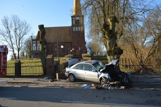 Kierowca i pasażer audi, 20-letni i 21-letni mieszkańcy gminy Trzcianka, którzy rozbili się na kościelnym ogrodzeniu w Siedlisku, byli pijani