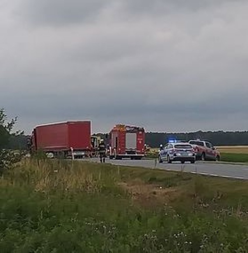 Zderzenie samochodu dostawczego z tirem pod Szamotułami. Lądował LPR