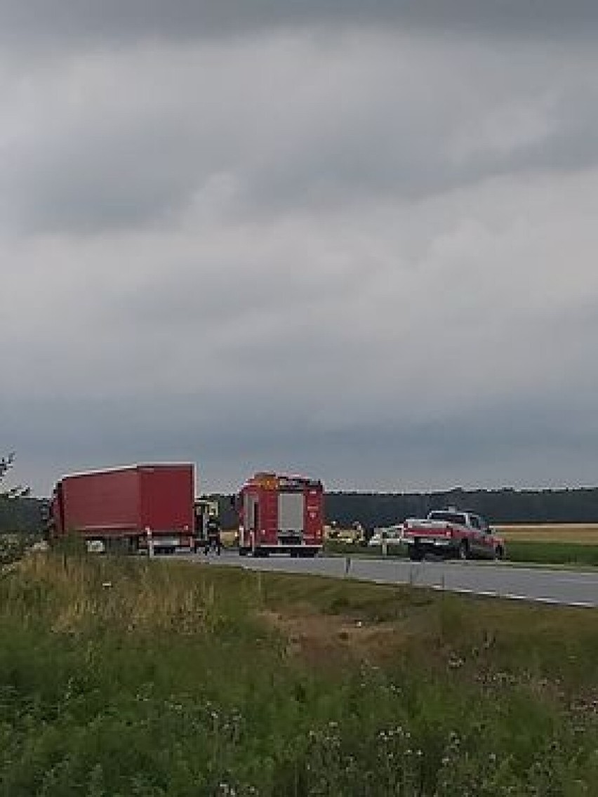 Zderzenie samochodu dostawczego z tirem pod Szamotułami. Lądował LPR