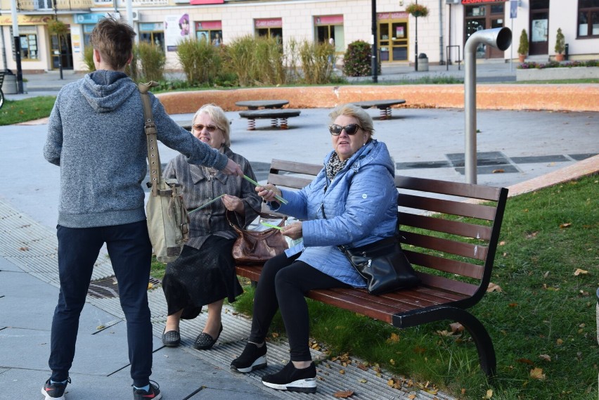 Młodzież rozdawała mieszkańcom odblaski      