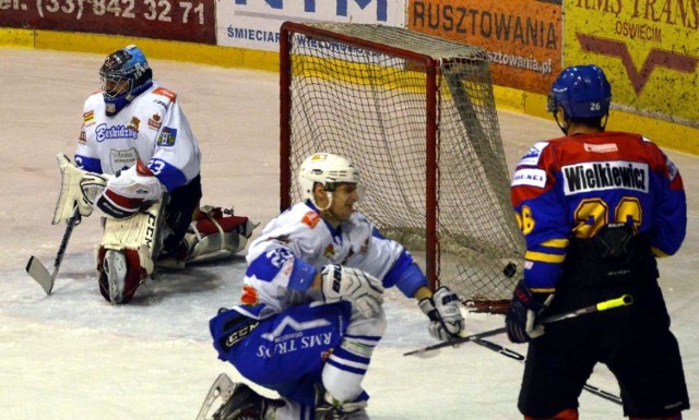 Nowotarżanie w pierwszych dwóch meczach małopolskiego ćwierćfinału hokejowego play-off niemiłosiernie "dziurawili" siatkę oświęcimskiej bramki.