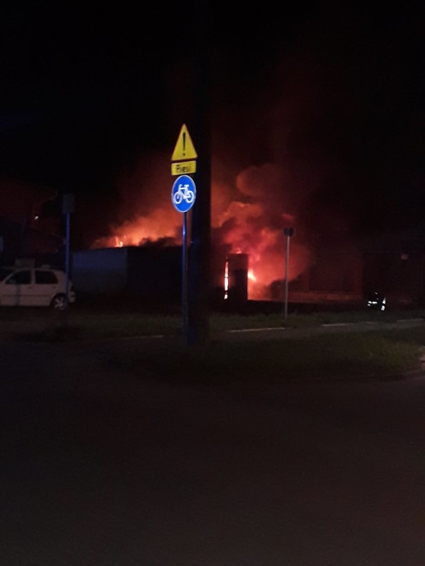 Pożar garaży przy ul. Grudziądzkiej w Kwidzynie. Trwa ustalanie przyczyny