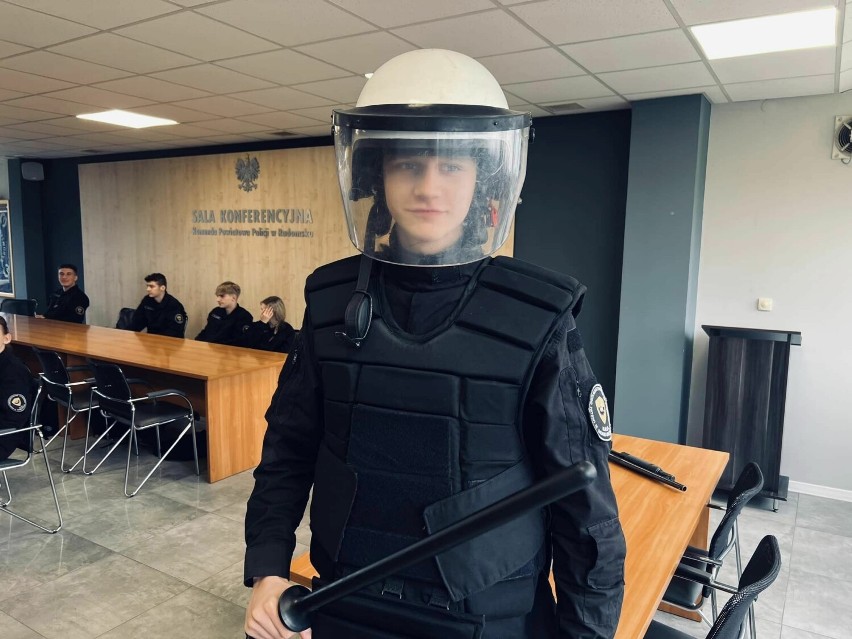 Uczniowie klasy mundurowej z ZSP 1 w Radomsku z wizytą w Komendzie Powiatowej Policji. ZDJĘCIA