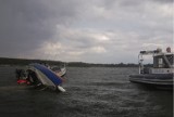 Łódka przewróciła się na Zalewie Porajskim. Policjanci uratowali 16-latkę i jej ojca