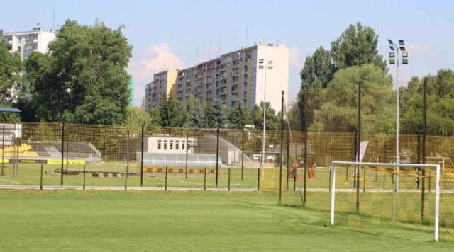 Obiekty Wieczystej - na pierwszym planie boisko treningowe - widziane z ogrodu kościoła parafialnego pw. Matki Bożej Ostrobramskiej. Blok za stadionem - to ul. Meissnera 6.