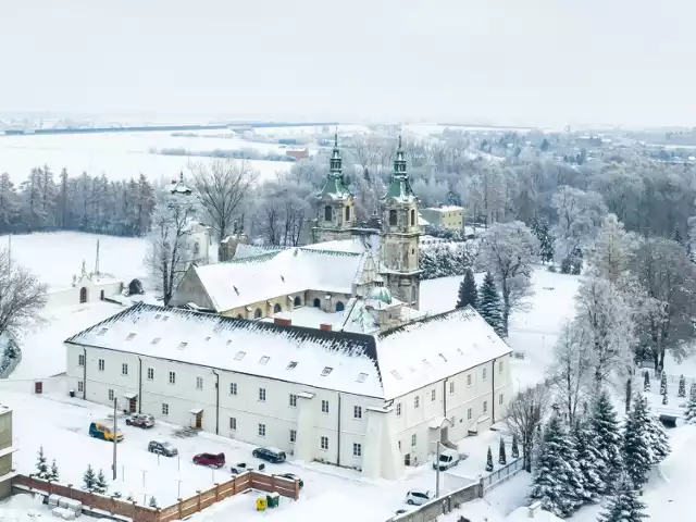 Klasztor Archiopactwa Ojców Cystersów w zeszłym roku przeszedł wiele udanych renowacji, począwszy od skończenia kolejnych z fresków po zakończenie trwającego od pięciu lat remontu 300-letniej dzwonnicy. Więcej na kolejnych zdjęciach.