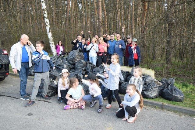 TrashTag Challenge zawitał do Lubina. Działacze PiS w Lubinie sprzątali Lubin