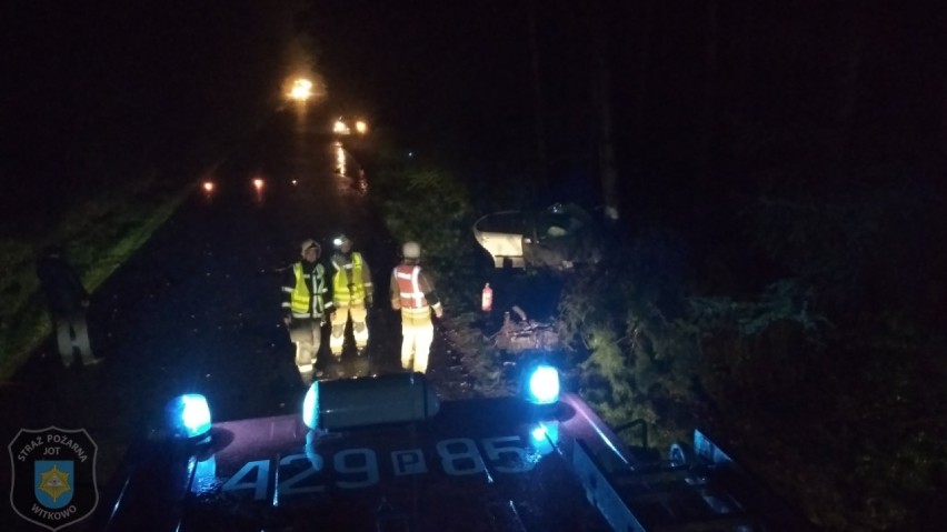 Wypadek w miejscowości Piaski. Pojazd zatrzymał się na drzewie po uderzeniu bocznym