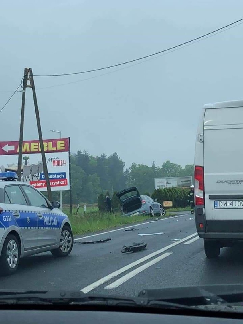 Czołowe zderzenie samochodów na DK 52 w Barwałdzie Górnym. Jedna osoba została ranna 