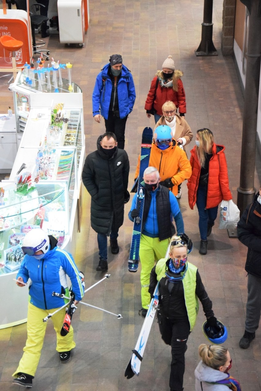 Idziemy na narty do centrum handlowego - protest narciarzy w...