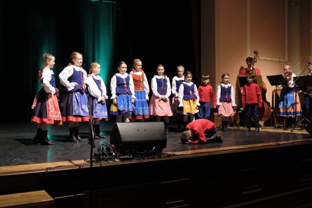 "Młody Toruń" nowe stroje zaprezentował podczas koncertu w sali widowiskowej Młodzieżowego Domu Kultury