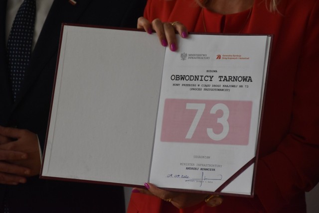 Minister Andrzej Adamczyk podpisał w piątek (9 września) w Tarnowie program przygotowawczy rozpoczynający prace nad nowym przebiegiem wschodniej obwodnicy Tarnowa