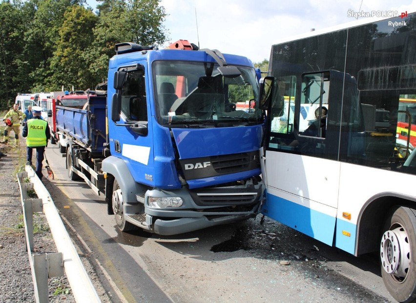 Wypadek autobusu w Rybniku! Zderzył się z ciężarówką na ul. Mikołowskiej. Są ranni