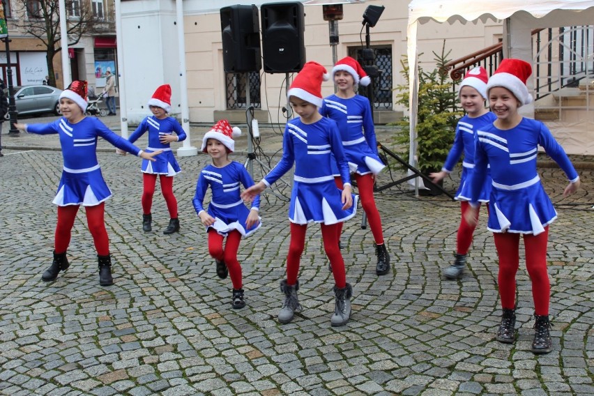 II dzień jarmarku bożonarodzeniowego na Rynku w Lesznie