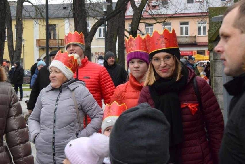 Święto Trzech Króli 2023 w Końskich. Barwny orszak w koronach na ulicach miasta. Zobaczcie zdjęcia 