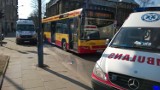 Autobus potrącił 60-letnią pieszą na Zamenhofa w Łodzi [ZDJĘCIA]