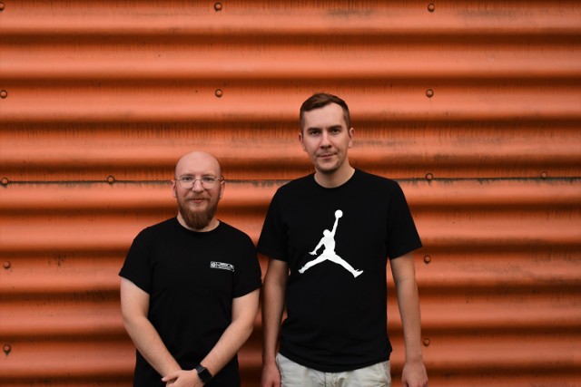 Spajku i Dziunek poznali się 9 lat temu w Tarnowie. Współpracują ze sobą do dziś, a ostatntio hip-hopowy skład za płytę "Za świeży skład" otrzymał wyróżnienie od radiowej Czwórki