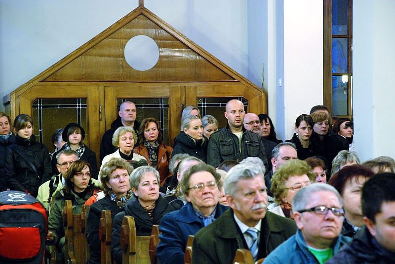 Zgorzelec: Kościoły pełne wiernych podczas mszy za dusze ofiar katastrofy w Smoleńsku [zobacz zdjęcia i filmy]  