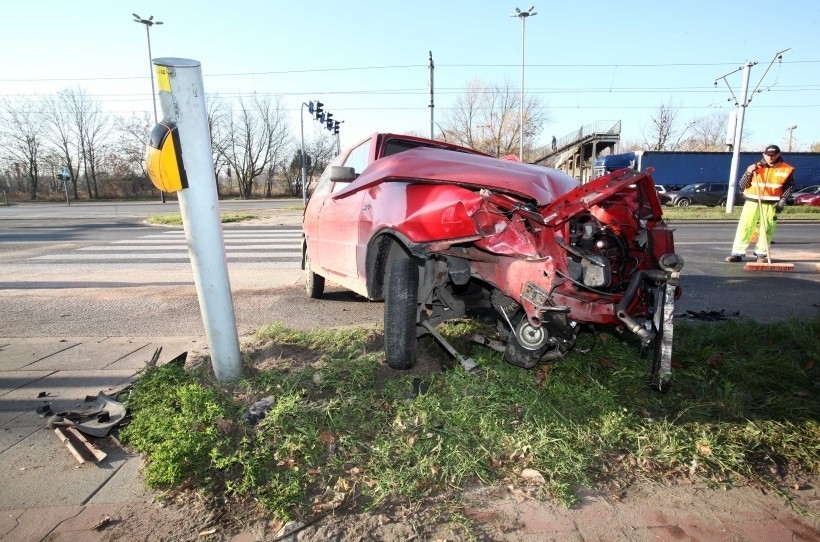 Wypadek na al. Włókniarzy w Łodzi. Karetka zderzyła się z samochodem osobowym [ZDJĘCIA]