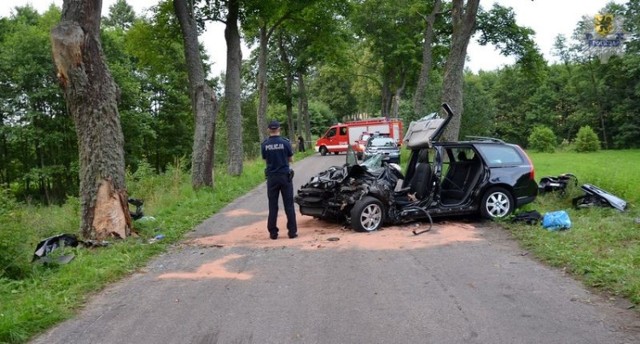 Wypadek w Nowym Wiecu: Uderzyła w drzewo