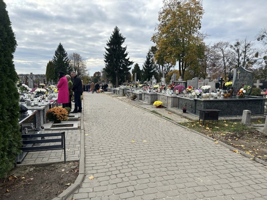 Wszystkich Świętych 2023 w Sandomierzu. Duży ruch na cmentarzu komunalnym przy ulicy Lubelskiej. Oto zdjęcia