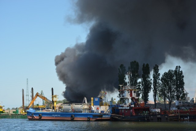 Pożar w Gdańsku przy ul. Kujawskiej 3.06.2020 r. Płonie złomowisko. Zdjęcia nadesłane przez naszych Czytelników