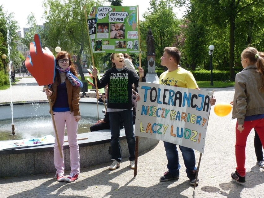 Uczniowie ZS-G 5 nawołują do tolerancji - happening na Placu 3 Maja